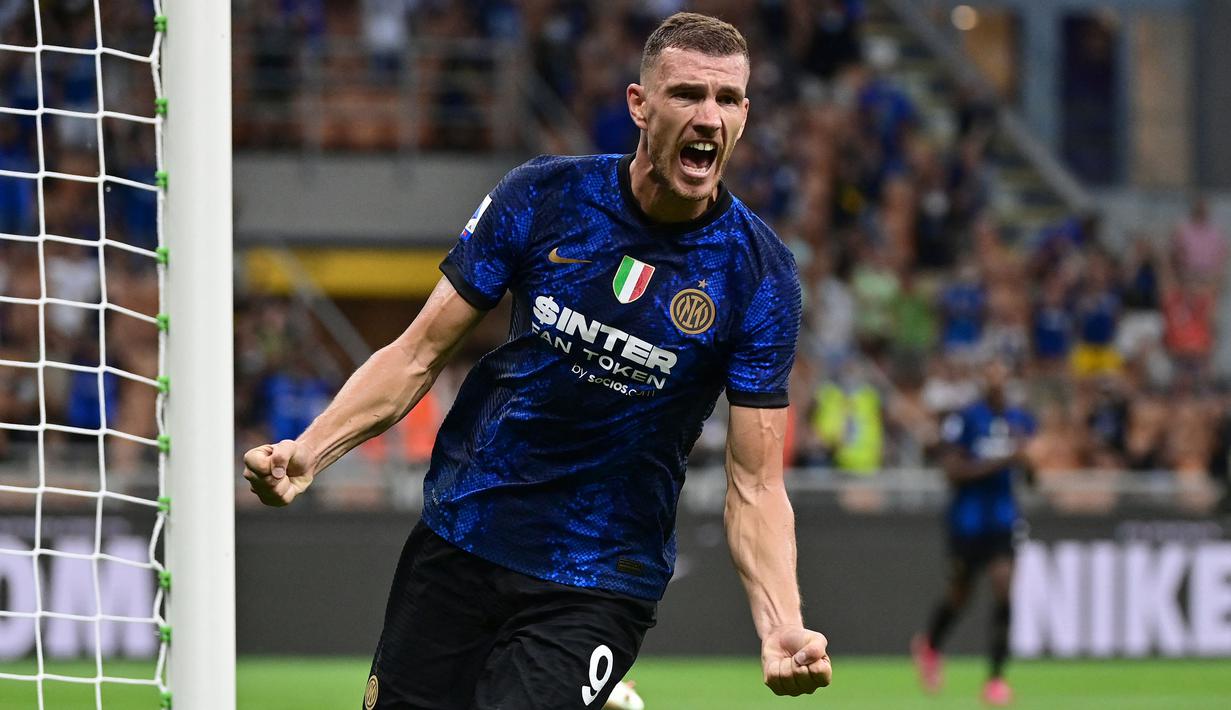 Edin Dzeko didatangkan ke Inter Milan untuk menggantikan peranan Romelu Lukaku yang hengkang menuju Chelsea. Ia juga sama-sama didatangkan dengan status bebas transfer. Dzeko juga mencetak gol debutnya saat berusa Genoa dengan menyumbangkan satu gol dan satu assist. (AFP/Miguel Medina)