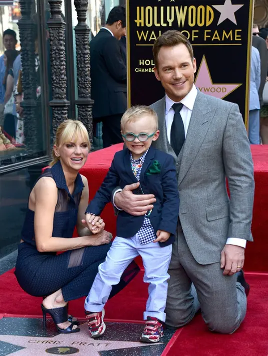 Jack Pratt terlihat bahagia dan menggemaskan banget dalam pelukan Chris Pratt! (REX/Shutterstock/HollywoodLife)