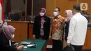 Terdakwa suap penghapusan nama terpidana perkara pengalihan hak tagih Bank Bali dari daftar red notice Polri Djoko Tjandra (tengah) saat menjalani sidang di PN Jakarta Timur, Jumat (11/12/2020). Djoko menyampaikan nota pembelaan atau pleidoi atas tuntutan JPU. (merdeka.com/Imam Buhori)