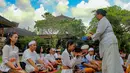 Perayaan Galungan, bagi umat Hindu Bali, merupakan momen penting untuk mengucap syukur kepada Tuhan Yang Maha Esa (Ida Sang Hyang Widhi Wasa) atas penciptaan alam semesta dan segala isinya. Tampak dalam foto, umat Hindu melakukan sesi persembahyangan Hari Raya Galungan di Pura Amerta Jati, Cinere, Jakarta Selatan, Rabu (19/11/2025). (merdeka.com/Arie Basuki)