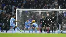 Pemain Manchester City Raheem Sterling (kedua kiri) melakukan tendangan bebas saat melawan Fulham pada pertandingan sepak bola putaran keempat Piala FA di Etihad Stadium, Manchester, Inggris, 5 Februari 2022. Manchester City menang 4-1. (AP Photo/Jon Super)