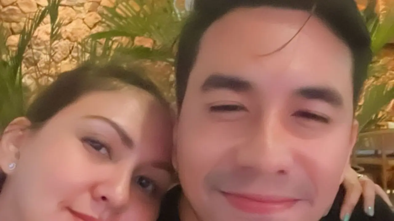 Nonton MotoGP, Ini 6 Potret Darius Sinathrya dan Donna Agnesia saat di Lombok