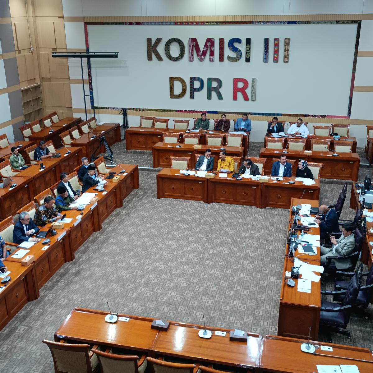 DPR Rapat Bareng Ahli Hukum Bahas Revisi KUHAP