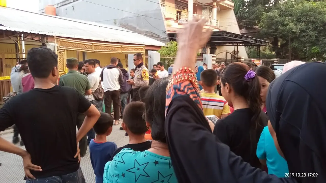 Suasana didepan kost saat bocah dua tahun ditemukan menjaga jenazah ibunya (Fauzan/Liputan6.com)