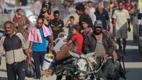 Warga Palestina yang mengungsi meninggalkan Khan Younis bagian barat menuju wilayah di bagian timur kota tersebut setelah laporan pasukan Israel menarik diri dari wilayah tersebut di Jalur Gaza selatan pada 30 Juli 2024. (AFP)