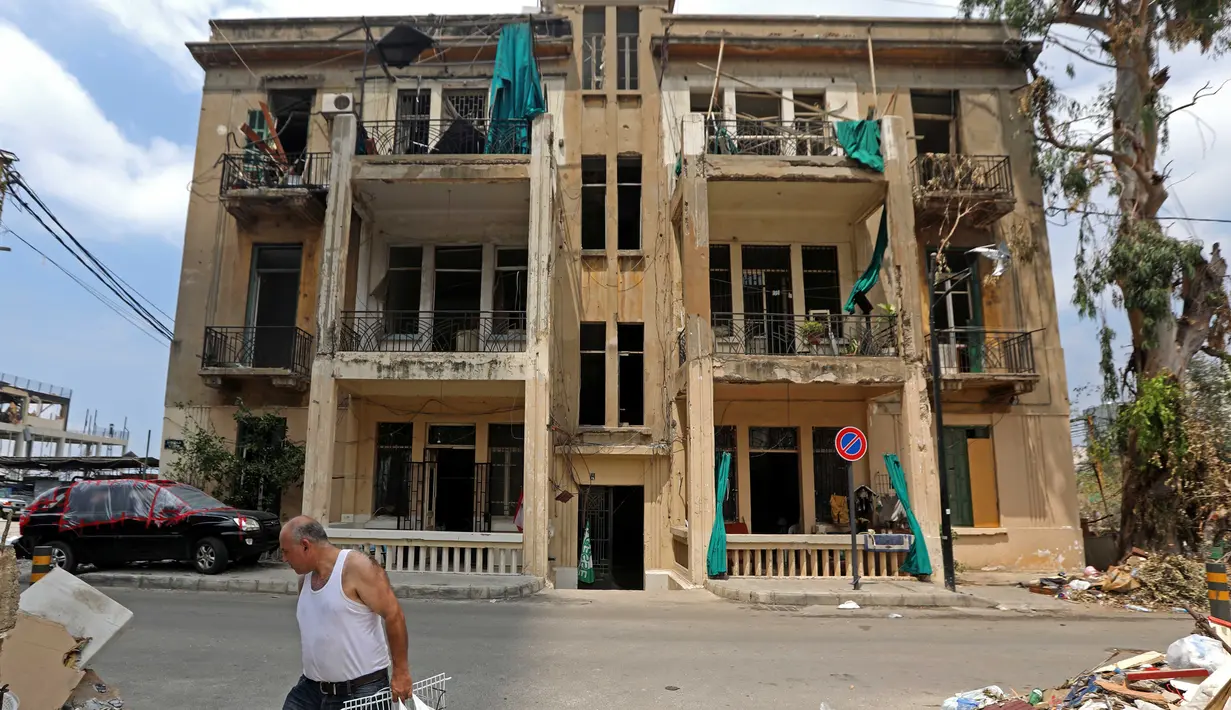 Sebuah bangunan tua yang hancur terlihat di Beirut, Lebanon, pada 13 Agustus 2020. Sebanyak 601 bangunan bersejarah hancur akibat ledakan yang mengguncang Beirut pada 4 Agustus lalu, dengan 70 di antaranya dapat roboh jika tidak segera direstorasi. (Xinhua/Bilal Jawich)