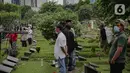 Puluhan pelayat yang berasal dari berbagai kelompok masyarakat dalam pemakaman Ketua DPW PPP Abraham Lunggana atau Haji Lulung di TPU Karet Bivak, Jakarta, Selasa (14/12/2021). Ketua DWP PPP DKI Jakarta Abraham Lunggana alias Haji Lulung meninggal dunia, Selasa (14/12). (Liputan6.com/Faizal Fanani)