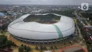 Foto udara memperlihatkan area luar Stadion Patriot Chandrabhaga di Kota Bekasi, Jawa Barat, yang terendam banjir pada Selasa (4/3/2025). (Liputan6.com/Herman Zakharia)