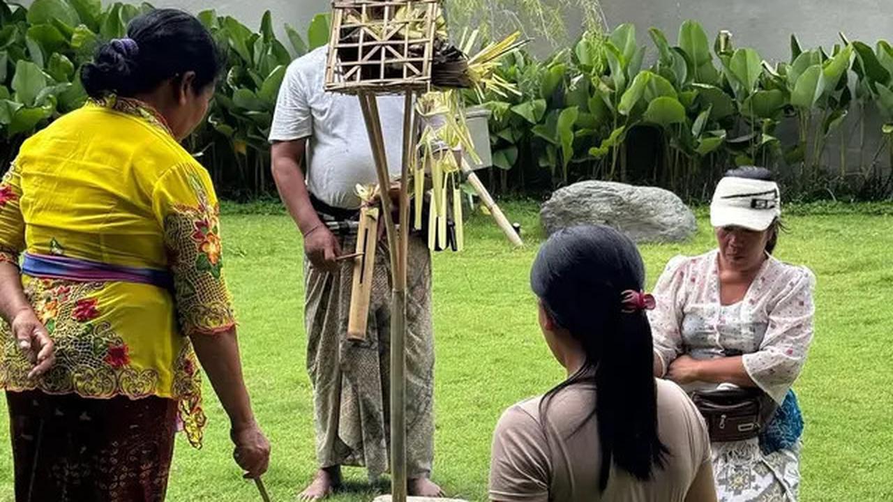 8 Potret Jennifer Coppen Gelar Ritual Melaspas di Bali, Rumah Baru Kamari