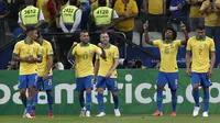 Pemain Timnas Brasil merayakan gol yang dicetak Willian dalam kemenangan 5-0 atas Peru di laga terakhir Grup A Copa America 2019, Minggu (23/6/2019) dini hari WIB. (AFP/Miguel SCHINCARIOL)