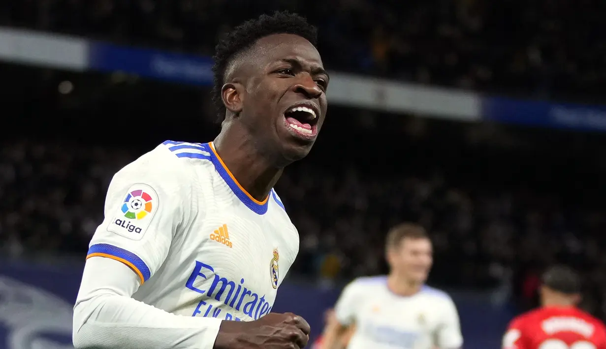 Penyerang Real Madrid, Vinicius Junior berselebrasi usai mencetak gol ke gawang Sevilla pada pertandingan lanjutan La Liga Spanyol di di stadion Bernabeu, Madrid, Spanyol, Senin (29/11/2021). Hasil ini membuat Los Blancos kukuh di puncak klasemen sementara dengan 33 poin. (AP Photo/Manu Fernandez)