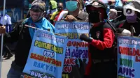 Buruh saat melakukan aksi di depan Gedung DPR RI, Jakrta, Selasa (25/8/2020). Aksi tersebut menolak draft omnibus law RUU Cipta Kerja yang diserahkan pemerintah kepada DPR. (Liputan6.com/Angga Yuniar)