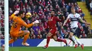 Mohamed Salah berhasil mencetak gol ke gawang Fulham pada menit ke-41 pada laga lanjutan Premier League yang berlangsung di stadion Anfield, Liverpool. Liverpool menang 2-0. (AFP/Lindsay Parnaby)
