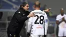 Pelatih Benevento, Filippo Inzaghi memberikan instruksi ke gelandang Pasquale Schiattarella pada pertandingan lanjutan Liga Serie A Italia di Stadion Mapei di Reggio Emilia, Italia, Sabtu (12/12/2020). Sassuolo menang tipis atas Benevento 1-0. (Massimo Paolone/LaPresse via AP)