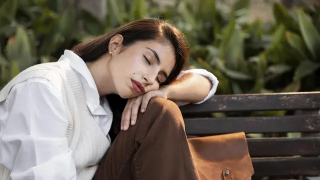 wanita acuh tak acuh dengan dunia