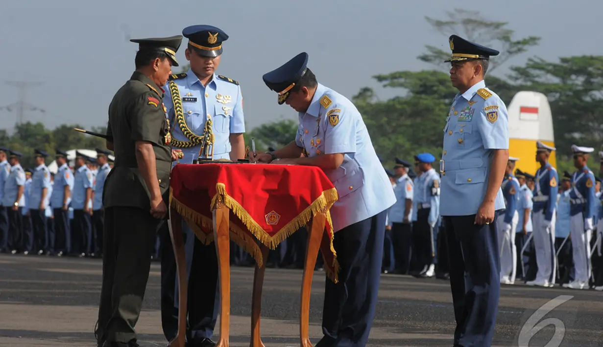Marsekal Madya TNI Agus Supriatna (kedua dari kanan) menandatangani surat serah terima jabatan KASAU di Lanud Halim Perdanakusuma,  Jakarta, Kamis (15/1/2015). (Liputan6.com/Herman Zakharia)
