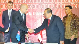 CEO AUSTRAC Paul Jevtovic bersalaman dengan Ketua PPATK Kiagus Ahmad Badaruddin usai  penandatanganan kerjasama di Jakarta, Rabu (1/2). Kerjasama tersebut membangun dan menegakkan rezim anti pencucian uang. (Liputan6.com/Angga Yuniar)