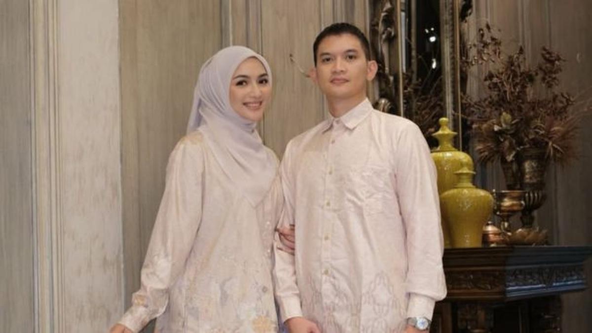 5 Model Baju Lebaran Couple Ala Citra Kirana, Inspirasi Tampil Stylish dan Serasi Sekeluarga