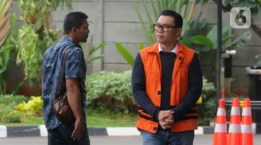 Mantan Dirut Perum Perindo Risyanto Suanda (kanan) saat akan menjalani pemeriksaan di Gedung KPK, Jakarta, Jumat (3/1/2020). Risyanto diperiksa sebagai tersangka untuk melengkapi berkas terkait menerima suap izin kuota impor ikan frozen pacific mackerel atau ikan salem. (merdeka.com/Dwi Narwoko)