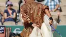 Naomi Osaka dari Jepang berjalan kembali ke bangkunya sebelum pertandingan tunggal putri melawan Donna Vekic (Kroasia) pada hari ke-5 turnamen Prancis Terbuka 2026 di Lapangan Simonne-Mathieu, Kompleks Roland-Garros, Paris pada Kamis 28 Mei 2026. (Thomas SAMSON/AFP)