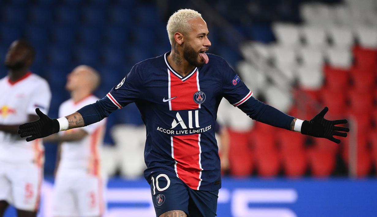 Striker Paris Saint Germain, Neymar, merayakan gol yang dibuatnya melalui eksekusi penalti dalam laga lanjutan Liga Champions 2020/21 melawan RB Leipzig di Parc des Princes Stadium, Paris, Rabu (25/11/2020). PSG mengalahkan Leipzig dengan skor 1-0. (AFP/Franck Fife)