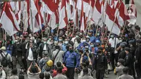 Presiden KSPI Said Iqbal didampingi masa buruh saat menuju ke Mahkamah Konstitusi untuk mengajukan gugatan pembatalan UU Cipta Kerja di kawasan Patung Kuda, Jakarta, Senin (2/11/2020). (merdeka.com/Iqbal S Nugroho)