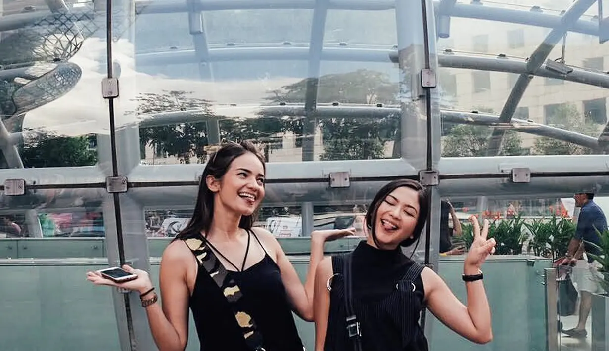 Kekompakan dua sahabat Enzy Storia dan Jessica Mila bisa terlihat dari OOTD mereka saat traveling. [Foto: Instagram @jscmila]