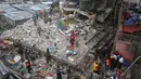 Sejumlah petugas dan warga saat mencari korban yang terperangkap dalam reruntuhan bangunan 6 lantai yang ambruk di Nairobi, Kenya (30/4).Bangunan tersebut ambruk akibat hujan dan banjir yang menerpa kawasan Nairobi.( REUTERS/Harman Kariuki)