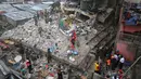 Sejumlah petugas dan warga saat mencari korban yang terperangkap dalam reruntuhan bangunan 6 lantai yang ambruk di Nairobi, Kenya (30/4).Bangunan tersebut ambruk akibat hujan dan banjir yang menerpa kawasan Nairobi.( REUTERS/Harman Kariuki)