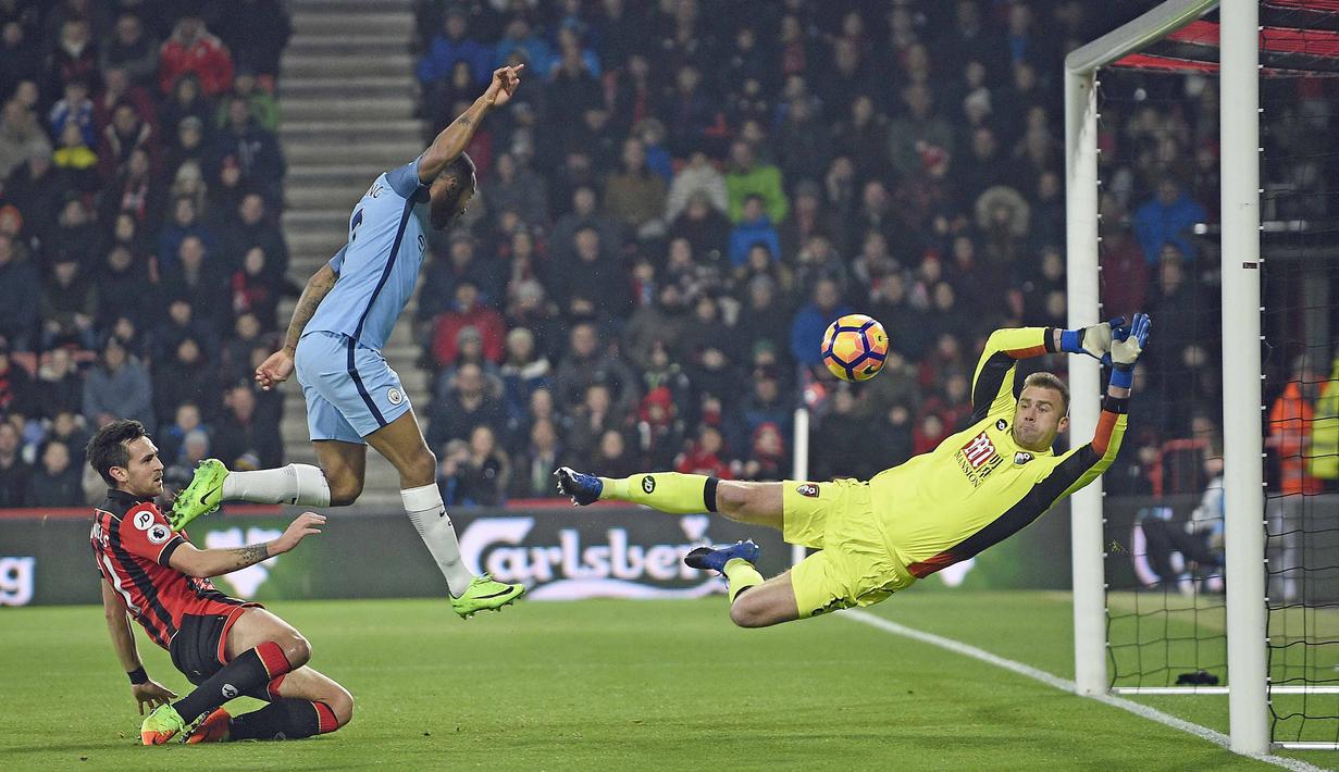 Sepakan pemain Manchester City, Raheem Sterling (tengah) menembus kawalan kiper AFC Bournemouth pada lanjutan Premier League di Vitality Stadium, Bournemouth, (13/2/2017). Manchester City menang 2-0. (EPA/Gerry Penny)