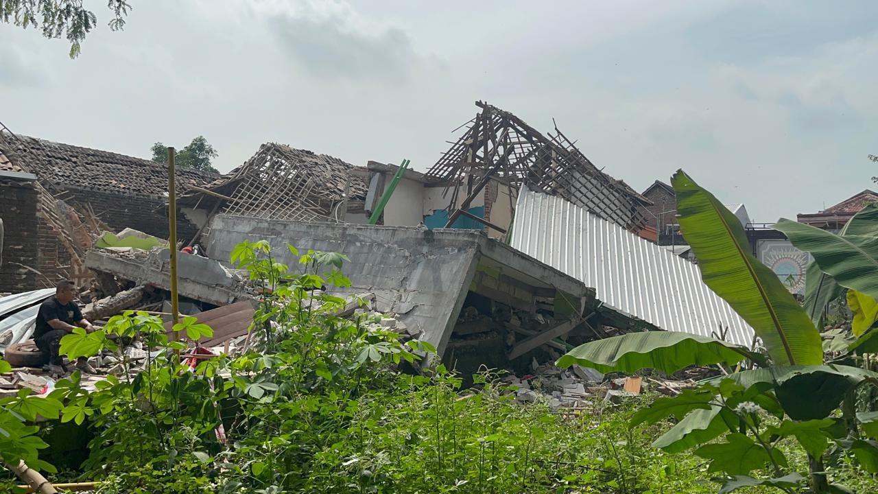 Rumah polisi di Mojokerto meledak