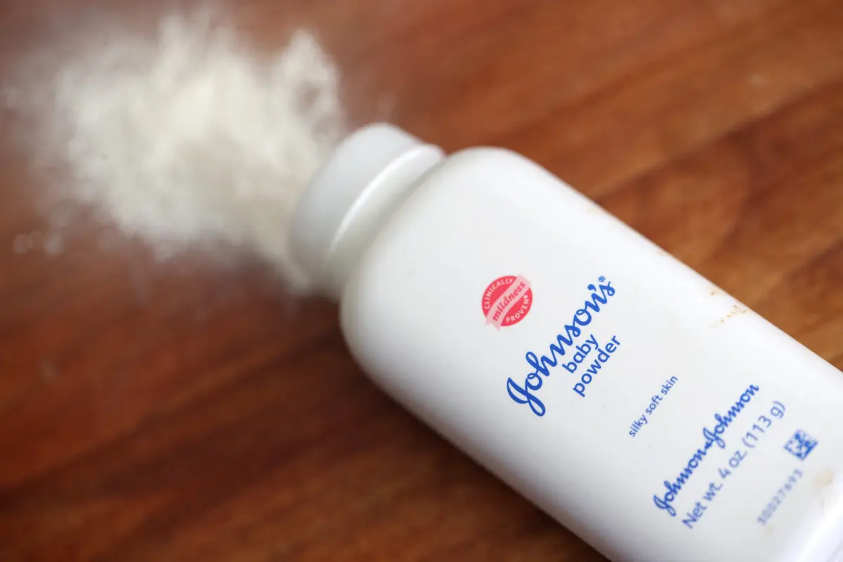 Johnson & Johnson Setop Jual Bedak Talek Bayi di Seluruh Dunia