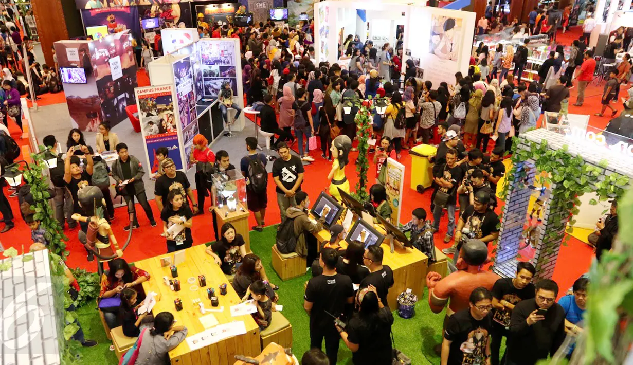 Pengunjung memadati stand industry kreatif pada gelaran  Popcon Asia 2016 di JCC, Jakarta (14/08). Festival yang fokus pada komik, mainan, film, dan animasi dipadati sekitar 40 ribu pengunjung. (Liputan6.com/Fery Pradolo)