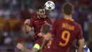 Peman AS roma, Kostas Manolas (kiri) menyundul bola dari kejaran pemain FC Porto pada leg 2 babak play off Liga Champions  di Olympic Stadium, Rome (24/8/2016) dini hari WIB. (AFP/Filippo Monteforte)