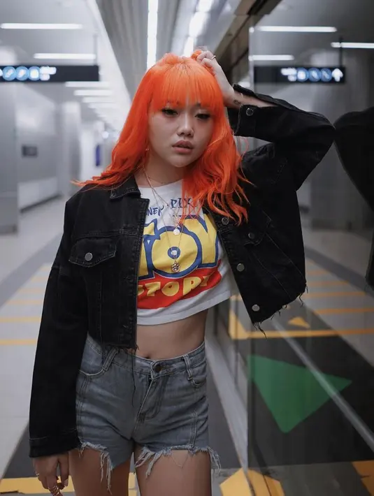 Ia juga pernah beberapa kali mengganti warna rambut dengan warna bold dan vibrant seperti orange (IG @windywalters)