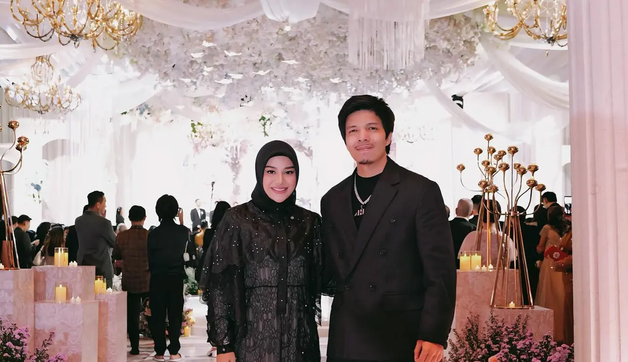 Aurel Hermansyah tampil elegan dalam maxi dress hitam dengan detail motif bunga yang memberikan kesan mewah namun simpel. Ia memadukan penampilannya dengan mini hand bag hitam yang memberikan sentuhan chic. [@aurelie.hermansyah].