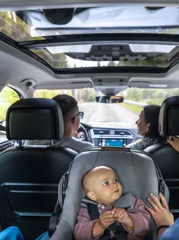 jenis car seat yang menghadap ke belakang (rear facing). (credits: freepik)