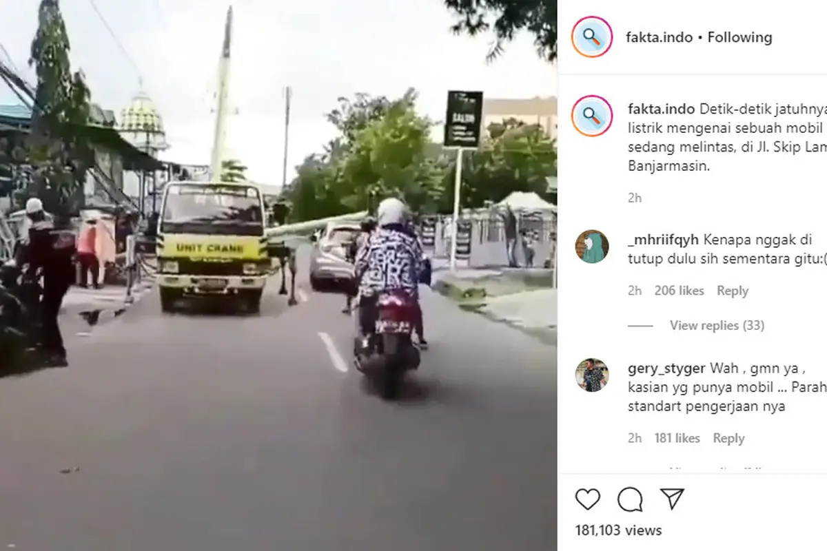 Sebuah video memperlihatkan detik-detik sebuah tiang listrik menimpa mobil yang sedang melintas di jalan.