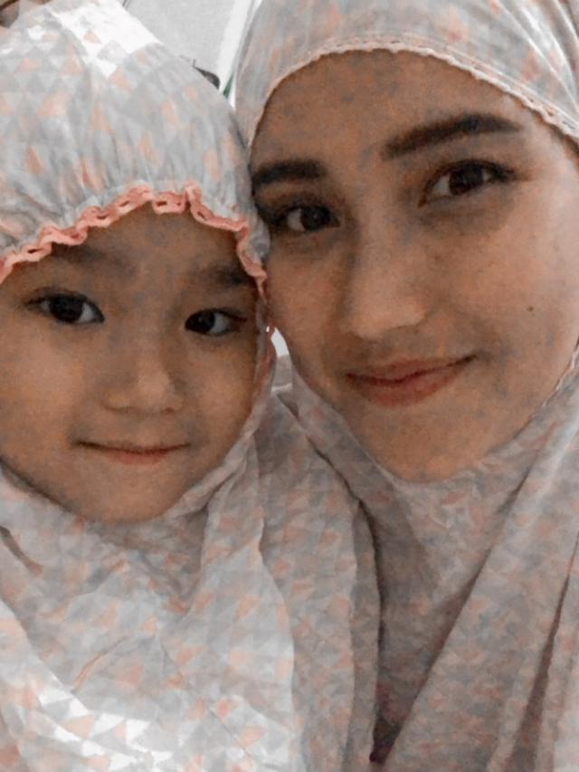 Potret Gemas Anak Seleb Ikut Ibadah Sholat Tarawih