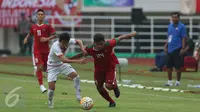 Penyerang Timnas Indonesia, Saddil Ramdani (ketiga kiri) berebut bola dengan pemain Myanmar saat laga persahabatan di Stadion Pakansari, Kab Bogor, Selasa (21/3). Timnas Indonesia U-22 kalah 1-3 dari Myanmar. (Liputan6.com/Helmi Fithriansyah)
