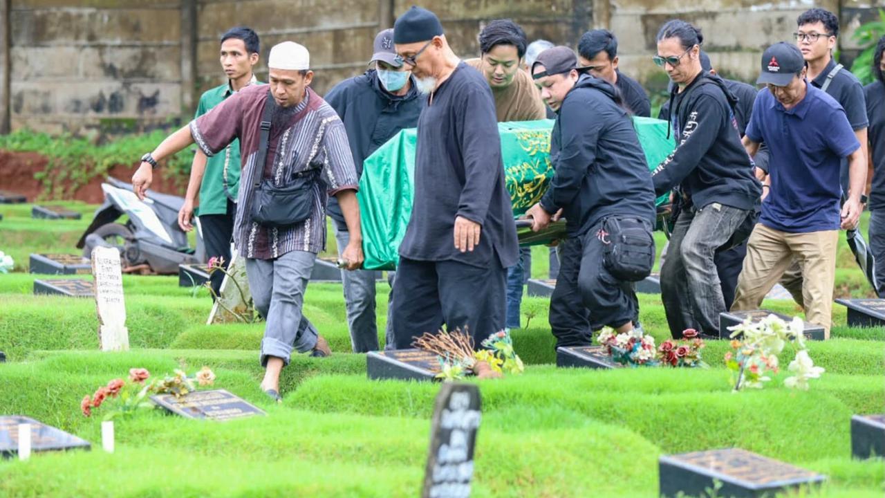 FOTO: Penghormatan Terakhir untuk Donny Fattah di TPU Kampung Kandang