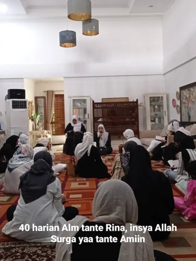 6 Momen Teddy Syach Gelar Tahlilan 40 Harian Rina Gunawan, Dihadiri Keluarga