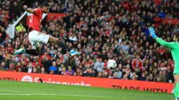 Striker Manchester United (MU) Marcus Rashford mencetak gol ke gawang Liverpool pada pertandingan Liga Inggris di Stadion Old Trafford, Manchester, Inggris, Minggu (20/10/2019). Pertandingan berakhir dengan skor 1-1. (AP Photo/Jon Super)