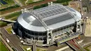 Amsterdam ArenA resmi dibuka pada 14 Agustus 1996 dan menjadi pelopor stadion di Eropa yang menerapkan teknologi retractable roof atau atap yang bisa dibuka tutup. Pembukaan ditandai dengan partai persahabatan antara Ajax Amsterdam melawan AC Milan. (AFP/Cord Mulder/ANP)