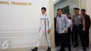 Pembalap Indonesia, Rio Haryanto (kiri) bersama Wakil Presiden Jusuf Kalla bersiap memberikan keterangan di Istana Wapres, Jakarta, Senin (14/3/2016). Kedatangan Rio untuk meminta restu jelang laga perdana Formula 1. (Liputan6.com/Helmi Fithriansyah) 