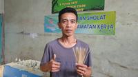 Budi Hermawan, 43 tahun, mantan guru hinorer di Garut, Jawa Barat, yang sukses banting setir menjadi pengusaha tusuk sate beromset puluhan juta setiap bulan. (Liputan6.com/Jayadi Supriadin)