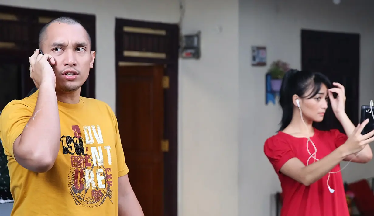 "Ini pertama kali aku berakting bareng Rifky Balweel dan Gio. Nggak ada masalah sih. Mendekatkan diri satu sama lainnya ya kami cuma ngobrol dan main bareng aja," ujarnya ketika ditemui Bintang.com, (14/2). (Bambang E. Ros/Bintang.com)