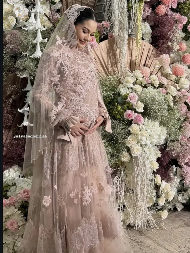Alyssa Daguise saat Pengajian 4 Bulanan.pakai long dress. [@almaarijvaniav]