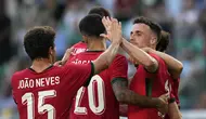 Penyerang Portugal Diogo Jota (kanan) berselebrasi dengan rekan setimnya setelah mencetak gol kedua ke gawang Finlandia pada duel uji coba jelang gelaran Euro 2024 di Stadion Jose Alvalade, Lisbon, pada Rabu (5/6) dinihari WIB. (AP Photo/Armando Franca)