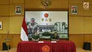 Kapuspen TNI Mayjen Sisriadi dan Danpom TNI Mayjen TNI Dedy Iswanto menerangkan video mobil berpelat TNI membawa logistik kampanye Prabowo, Jakarta, Jumat (22/3). TNI menyebut nomor pelat itu tak sesuai jenis kendaraan TNI. (Liputan6.com/ImmanuelAntonius)